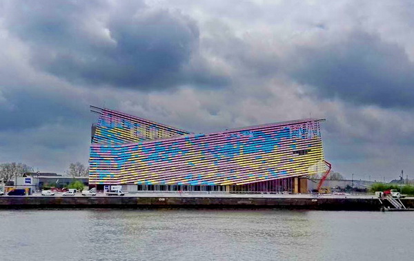 Le Hangar 108, livré à Rouen Métropole en 2017 par l'architecte Jacques Ferrier est à la fois certifié passif et Bepos. Il porte en effet 2000 m² de panneaux photovoltaïques. Le chauffage et le rafraîchissement sont assurés par deux thermo-frigo-pompes eau glycolée/eau, raccordées à 35 sondes géothermiques. 
