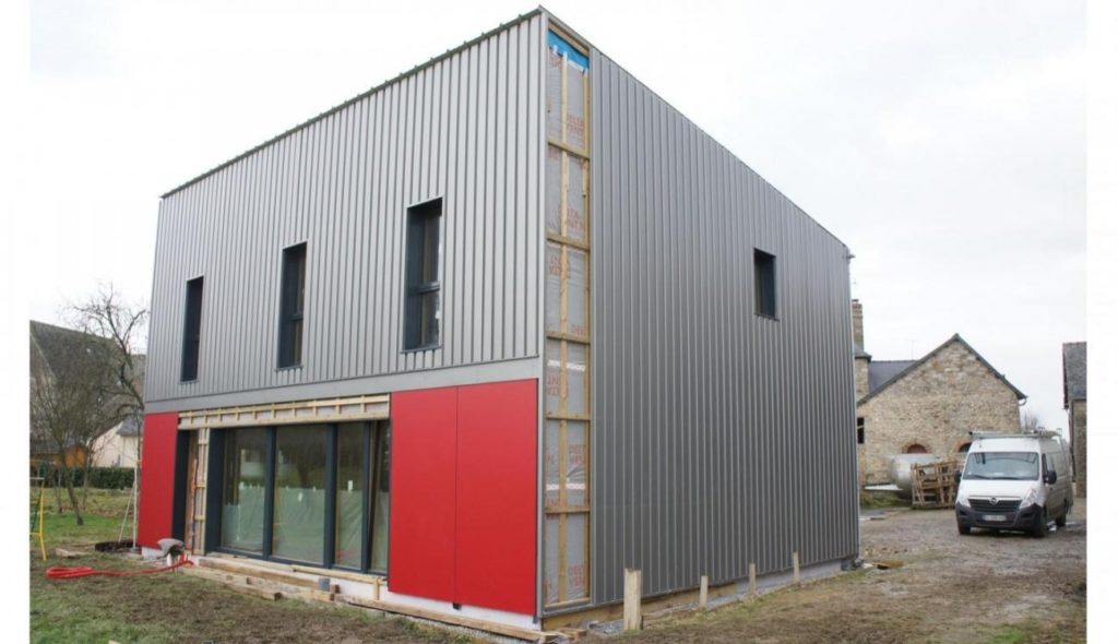 Construite à Gosné (35) près de Rennes en décembre 2012, cette maison de 146 m² SHON limite ses besoins de chauffage à 7 kWh/m².an. Son coût de construction (valeur 2012) est de seulement 2200 €/m². Elle a consommé 29 333 kWh d’électricité en 10 ans, soit une dépense totale de 5 587 €. doc. GF Architecture