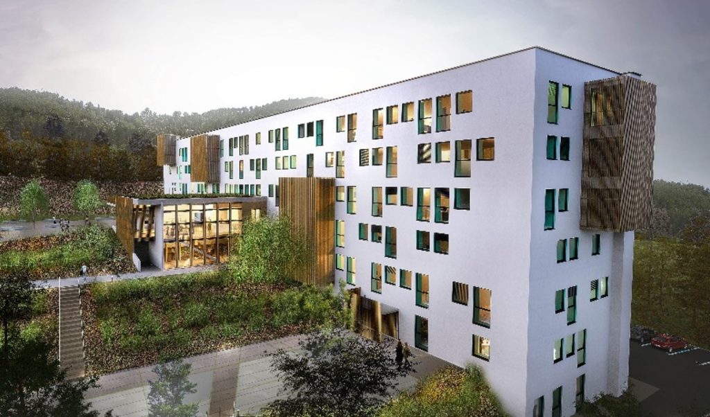 Le bâtiment réhabilité, agrandi de 500 m² sur sa façade Est, a été livré en Mai 2019 et labellisé « Enerphit Passivhaus – bâtiment passif en rénovation ». En un an d’exploitation, la consommation du bâtiment pour le chauffage a été inférieure à 25 kWhep/m².an. Le coût total des travaux a atteint 5 M€ H.T. doc. Conseil Général de la Loire