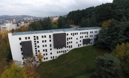 Le bâtiment réhabilité, agrandi de 500 m² sur sa façade Est, a été livré en Mai 2019 et labellisé « Enerphit Passivhaus – bâtiment passif en rénovation ». En un an d’exploitation, la consommation du bâtiment pour le chauffage a été inférieure à 25 kWhep/m².an. Le coût total des travaux a atteint 5 M€ H.T. doc. Conseil Général de la Loire