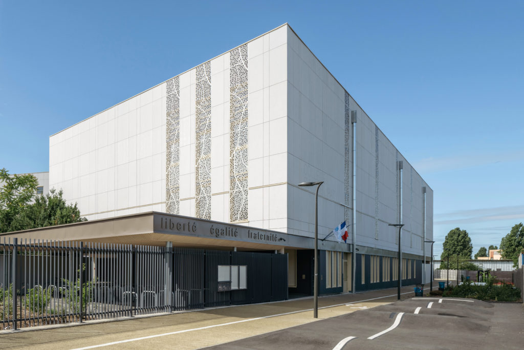 Les façades non-porteuses sont en murs à ossature bois, habillés de panneaux de fibrociment (Equitone) gris clair. Elles ont été préfabriquées par Meha Charpente, l’entité Île-de-France de Maître Cube qui est en réalité un rassemblement de charpentiers, puis livrées sur chantier par panneaux verticaux comprenant deux niveaux. Doc. Nicolas Trouillard/Maître Cube