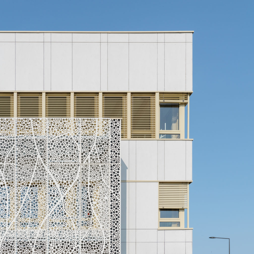 Des mantilles en acier laqué, qui font office de brise-soleil, sont apposées devant les escaliers et les espaces atypiques (CDI, gymnase), afin de créer des ambiances lumineuses variées, dont la cinétique est commandée par les heures de la journée et l’ensoleillement. Doc. Nicolas Trouillard