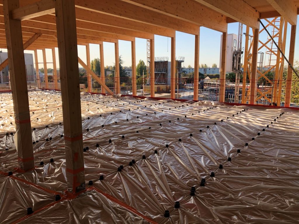 Les planchers sont en bois-béton collaborant pour une protection acoustique, notamment contre les bruits de choc. Doc. Archipente