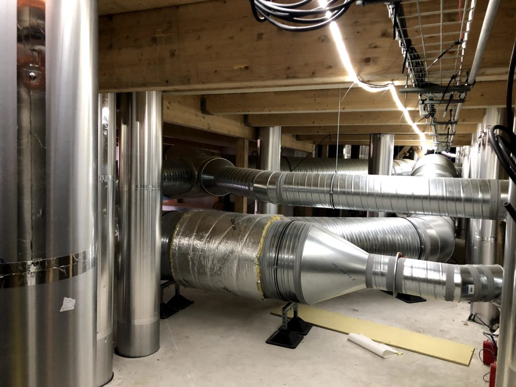 Les CTA double-flux Swegon à récupération de chaleur et les principales gaines de reprise et de distribution d’air se trouvent dans les combles techniques, sous les pans de toiture en pente. Doc. Archipente