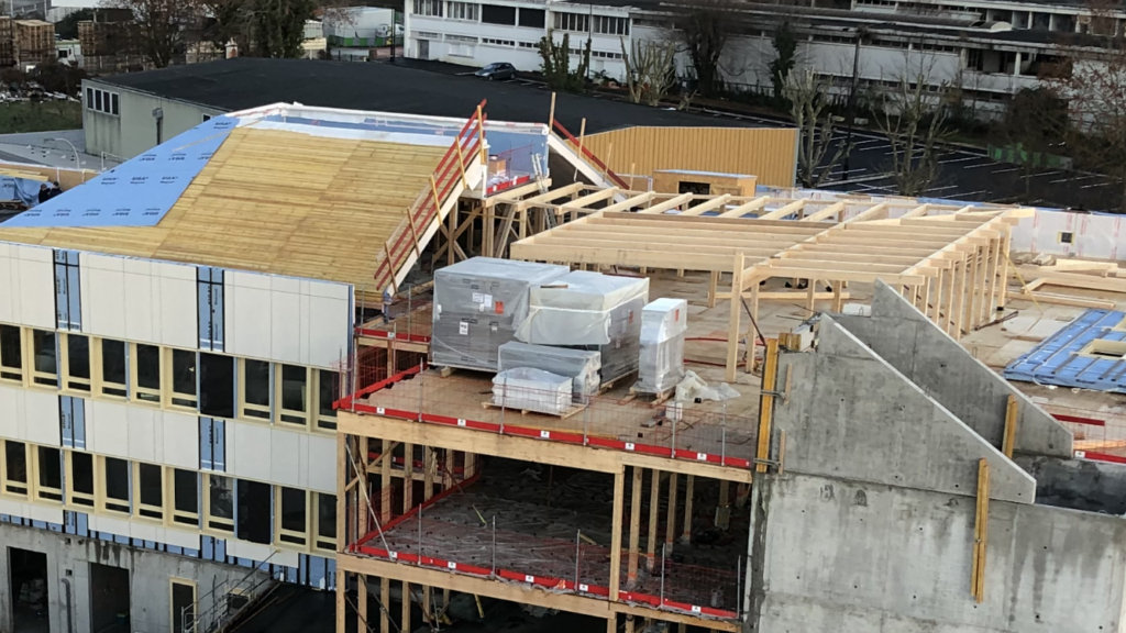 Archipente, pour sa part, a soigneusement prévu des pans de toiture en pente, bien exposés au sud, destinés à recevoir des panneaux photovoltaïques. Leur installation est en cours et le département du Val-de-Marne estime que la production d’électricité sur site couvrira 70% des besoins d’électricité du collège. Doc. Archipente
