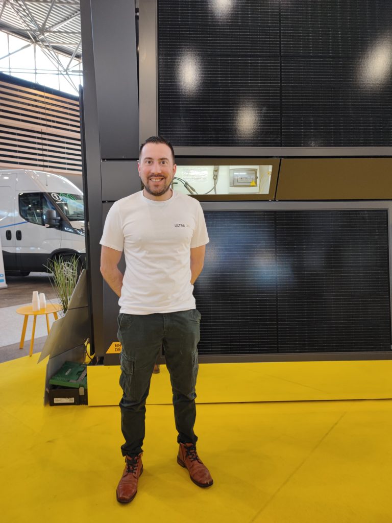 Ultraçade Industries est membre du groupe Fimavi, qui, depuis 1986, fournit de la tôlerie pour le bâtiment. L’idée de Jean-Charles Battu, responsable de cette activité, est que pour installer du photovoltaïque sur les bâtiments tertiaires, l’espace de toiture ne suffit pas et qu’il faut. investir les façades.