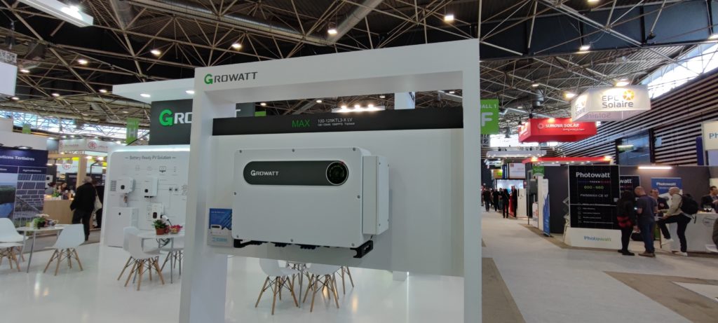 Growatt avait commencé avec des batteries de stockage, il y a une petite dizaine d’années. L’industriels chinois a maintenant élargi son offre : batteries monobloc de 2,5 jusqu’à 125 kWh, batteries modulaires, onduleur, automate de gestion pour décider quand stocker, déstocker, faire appel au réseau en fonction des besoins du bâtiment, chargeurs de véhicules électriques, etc. 